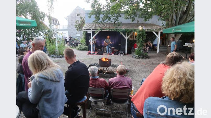 Die Besucher fühlten sich rund ums Lagerfeuer pudelwohl. Bild: Kunz