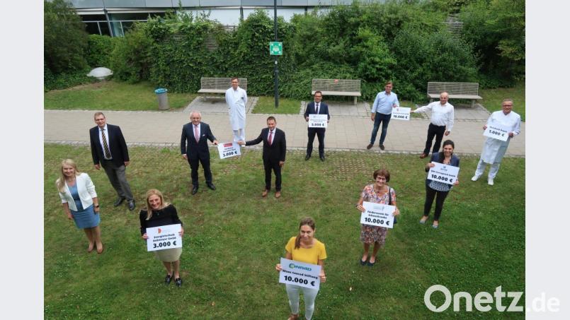 Die Vertreter der Kliniken Nordoberpfalz AG dankten den Spendern, die dazu beigetragen hatten, dass die hochwertige Schlaganfallversorgung während der Corona-Beschränkungen gesichert war. Bild: Kunz