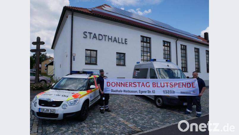 Wolfgang Rosner (links) und Helmut Zeitler (rechts) von der BRK-Bereitschaft hoffen auf zahlreiche Spender, wenn der Blutspendedienst am 9. Juli in der Stadthalle Station macht. Bild: flm