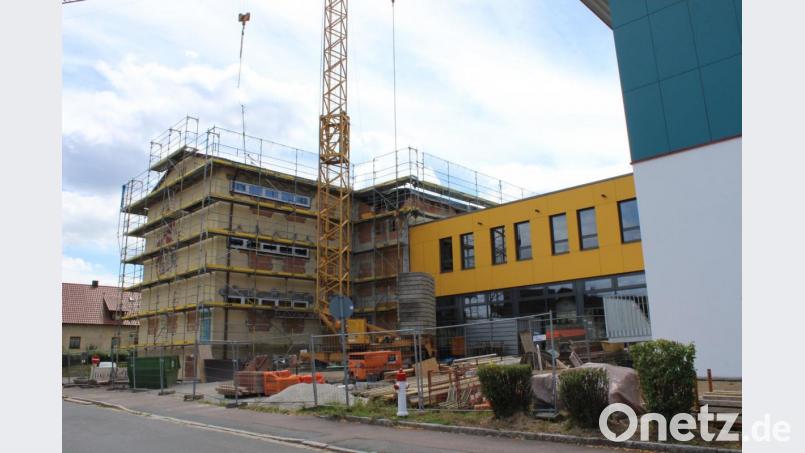 Die Stadt arbeitet weiter an der Rathauserweiterung durch einen Anbau und führt die Generalsanierung der Grundschule an der Ledererstraße (Foto) fort. Bild: pko