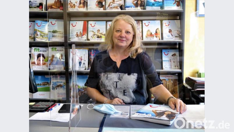 Claudia Rehmann-Lang vom Reisebüro „Schmetterling-Reisen“ in Tirschenreuth informiert, dass griechische Inseln bei den Kunden besonders gefragt seien. Doch der absolute Renner sei heuer die Ostsee. Bild: ubb