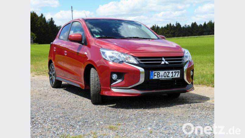 Mit frischem Design wartet der neue Mitsubishi Space Star auf. Auffällige Chromspangen flankieren das Kennzeichen. Bild: bz