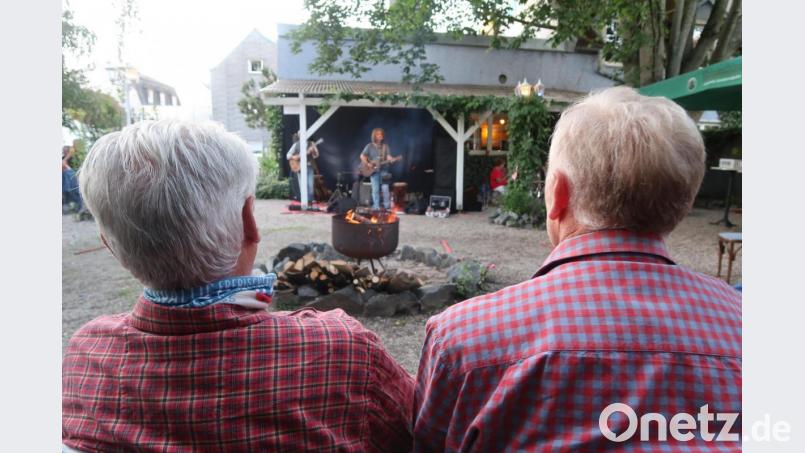 Die Besucher fühlten sich rund ums Lagerfeuer pudelwohl. Bild: Kunz