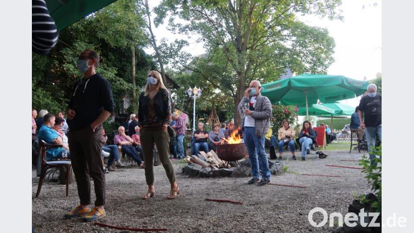 Vorsicht ist oberstes Gebot: Beim Anstellen am Getränkestand immer schön Maske tragen und Abstand halten. Bild: Kunz
