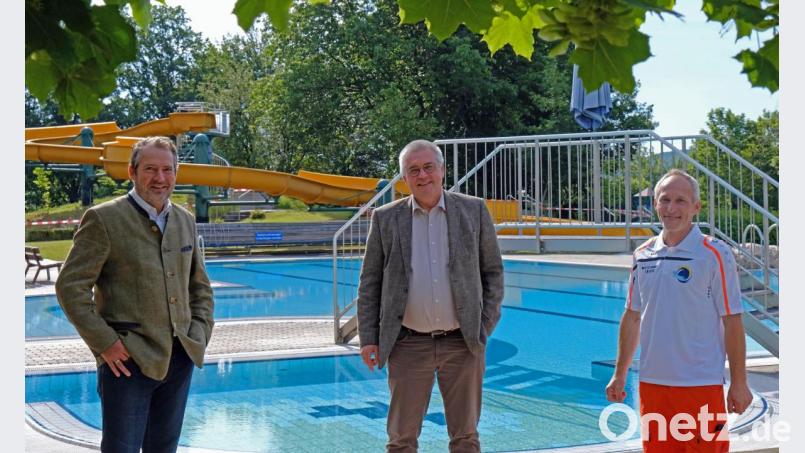 Die Vorsitzenden des Zweckverbandes Freizeit- und Erholungszentrum Perschen, die Bürgermeister Frank Zeitler und Richard Tischler, sowie Bademeister Hubert Horn (von links) eröffnen die Saison. Bild: twi