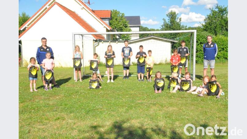 Stellvertretender SV-Vorsitzender Christian König (links) und der Vorsitzende des Jugendförderkreises, Manuel Griener (rechts), übergaben die Turnbeutel an Mädchen und Buben des SV Kulmain. Bild: ak