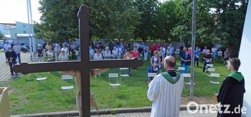 Einen ökumenischen Gottesdienst anstatt des Pfarrfestes feierten die Gläubigen im Garten des Pfarrheims mit Pfarrer Andreas Ruhs (rechts) und Pfarrer Heribert Englhard. Bild: Dobmeier Bild: Dobmeier