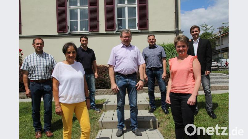 Die sieben Standesbeamten der Verwaltungsgemeinschaft Oberviechtach (von links) Josef Pretzl (Bürgermeister Gleiritsch), Anja Ried (Leiterin des Standesamtes der VG Oberviechtach), Benjamin Zwack (stv. Leiter des Standesamtes der VG Oberviechtach), Martin Prey (Bürgermeister Niedermurach), Norbert Eckl (Bürgermeister Teunz), Sonja Meier (Bürgermeisterin Winklarn) und Felix Pretzl (Bediensteter der VG Oberviechtach). Bild: frd