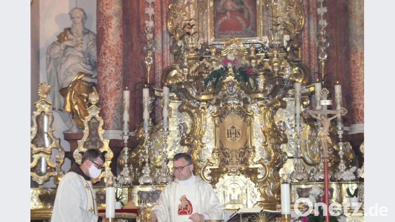 Kein Bischofsbesuch und auch keine Lichterprozession: Pater Seraphin (links) und Dekan Markus Brunner beendeten das Bergfest mit einem Gottesdienst. Bild: ads