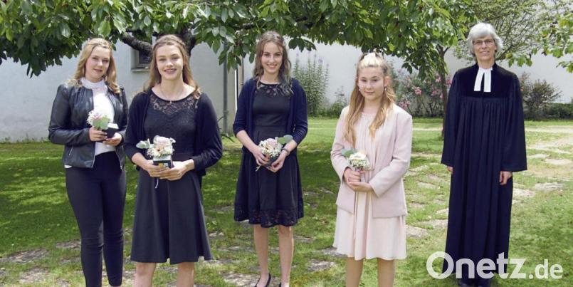 Von links Sophie Luber, Luisa-Marie Terme, Milena Ehrenreich, Viktoria Maier und Pfarrerin Ulrike Häberlein. Bild: gac