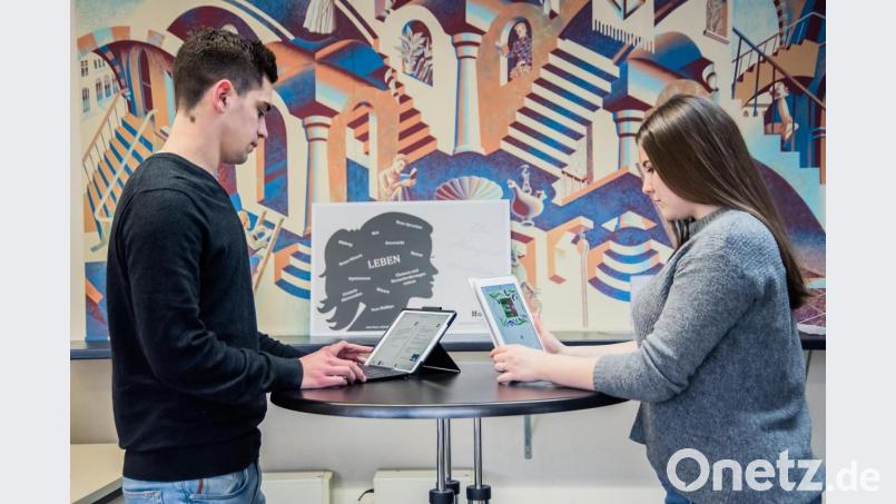 Schmökern im neuen E-Book: Sehr beliebt in Corona-Zeiten wie hier bei den beiden Berufsschülern Annika Denz und Nikolai Nothhaft. Bild: Bühner