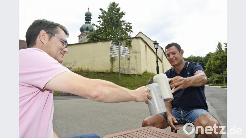 Das Bergfest darf nicht ausfallen: Die Amberger Zeitung spricht jeden Tag mit einem anderen Bergfest-Kenner über seinen speziellen Bezug zur größten Marienwallfahrt der Oberpfalz. Im Bild Festwirt Volker Seidl (rechts) mit AZ-Deskchef Uli Piehler. Bild: Petra Hartl