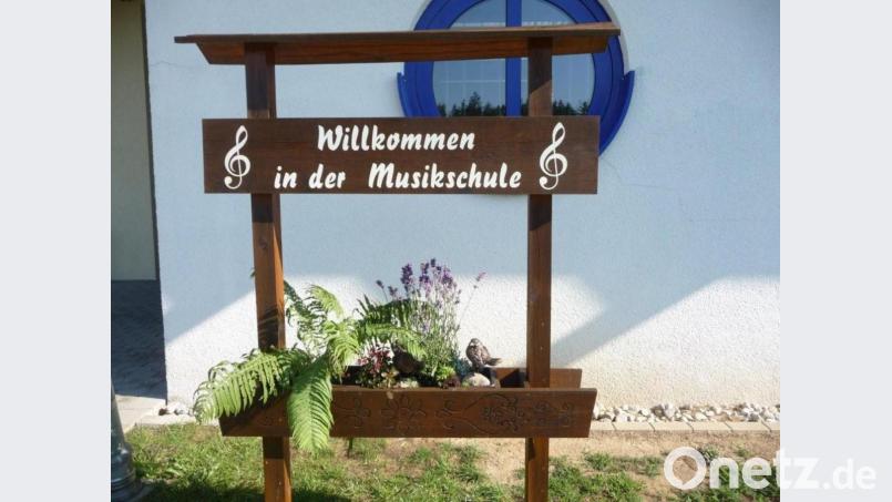 Freundlichkeit vermittelt bereits der Eingang zur Musikschule. Wer Interesse hat, soll sich schnell anmelden. Bild: kwl