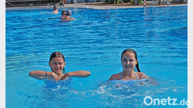 Der erste Freibadbesuch in diesem Jahr: Bei Ina und Rania war die Freude groß. Bild: twi