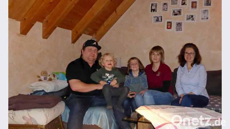 Tobias Sperrer, hier mit seinen Söhnen Elias und David, ist froh über die Familienhilfe des Maschinenrings. Mit im Bild MR-Familienhelferin Daniela Franke und Karola Pinzer von der Einsatzleitung der MR-Familienhilfe (von links). Bild: Carolin Schrembs, Maschinenring/exb
