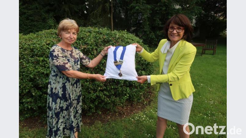 Präsidentin Dr. Michaela Rechl (rechts) überreicht die Amtskette an ihre Nachfolgerin Angela Baumann. Bild: Kunz