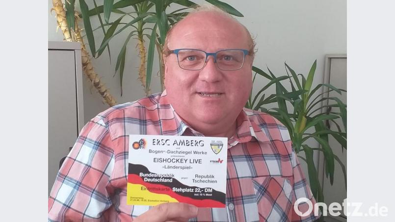 Peter Harant hat sich eine Eintrittskarte als Erinnerung aufgehoben. Am 21. März 1996 standen sich in der Amberger Eishalle die Nationalmannschaften von Deutschland und Tschechien gegenüber. Harant, der damals Abteilungsleiter war, hatte die Partie eingefädelt. Wer dabei sein wollte, zahlte für einen Stehplatz 22 Mark. Angesichts von 2869 Zuschauern kam auf diesem Weg auch ordentlich Geld in die Vereinskasse. Bild: tk