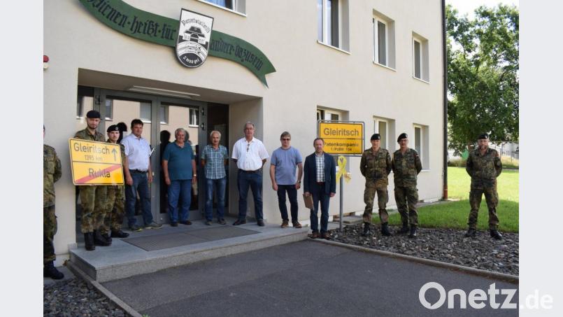 Zusammen mit dem Gemeinderat von Gleiritsch besuchte Bürgermeister Josef Pretzl die Patenkompanie vor ihrer Verlegung nach Litauen. Ein Ortsschild soll die Erinnerung an die Patengemeinde auch in der Ferne wachhalten. Bild: bnr