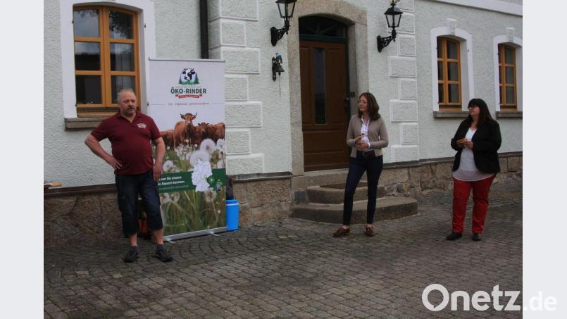 Metzgermeister Josef Ackermann stellte die neuen Produkte den Rewe-Vertreterinnen Simone Münsterer und Anja Ludwig (von links) vor, bevor er zur Verkostung bat. Bild: wro