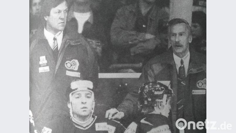 Farbfotos in der Amberger Zeitung? Im März 1996 war alles noch schwarz-weiß. Wie diese Aufnahme von Bundestrainer George Kingston (rechts) und seinem Assistenten – keinem Geringeren als Erich Kühnhackl. Bild: tk