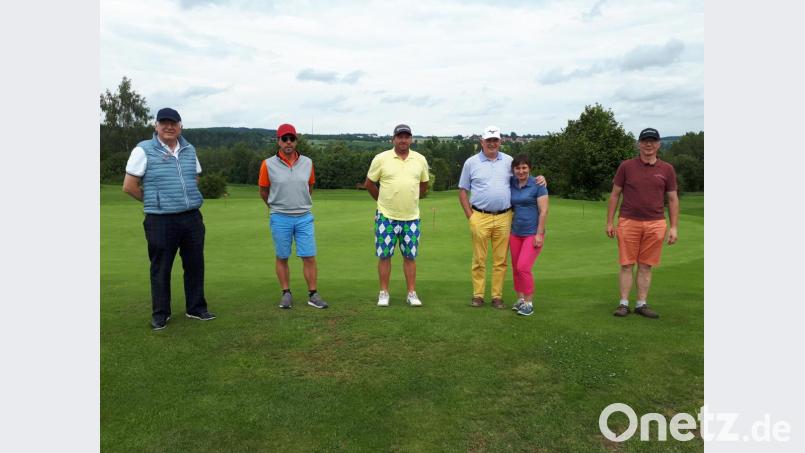 Golfclub-Stiftland-Präsident Wolfgang Ries, Otto Gradl, Andy Kern, Armin und Sabrina Goller sowie Wolfgang Berr (von links) waren die besten Spieler des &quot;Early-Morning-Turniers&quot;. Bild: Richard Eisendraut/exb