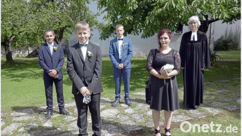 Die Konfirmanden der zweiten Gruppe (von links) Lukas Bittner, Jonas Zientek, Markus Burdeiny, Mia Friedl. Rechts Pfarrerin Ulrike Häberlein. Bild: gac
