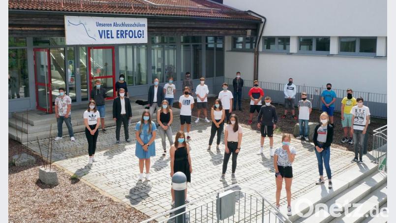 Bürgermeister und Schulverbandsvorsitzender Wolfgang Söllner sowie Rektor Alexander Köstler (Vierter und Siebter von links) wünschten den Absolventen viel Erfolg bei den anstehenden Prüfungen. Bild: soj