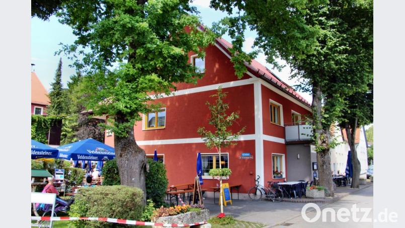 Ein kleiner Bruder des Kirwabaums steht vor dem Gasthaus Goldener Stern. Bild: ds