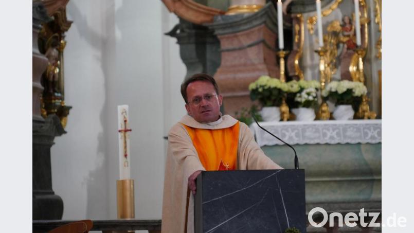 Dekan Alexander Hösl zelebriert den Festgottesdienst in der Wallfahrtskirche Mariä Heimsuchung. Bild: fvo