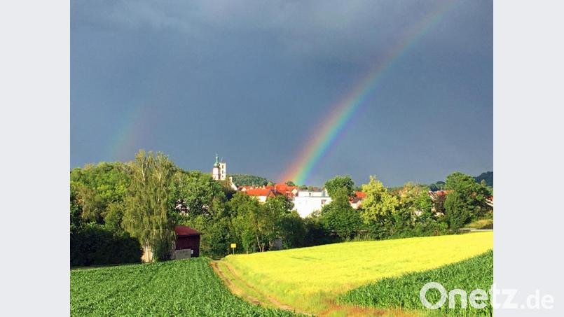 Regenbogen trifft auf die Sulzbacher Altstadt. Bild: Regina Royer