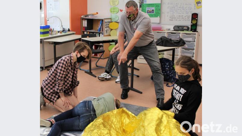 Auch in Corona- Zeiten erhalten die Schülerinnen und Schüler der Ganztagsklassen ein Zusatzangebot bis 13 Uhr, wie hier im Bild bei der Ausbildung der Schulsanitäter durch den Ausbildungsleiter der Johanniter, Helmut Kramer. Bild: mab
