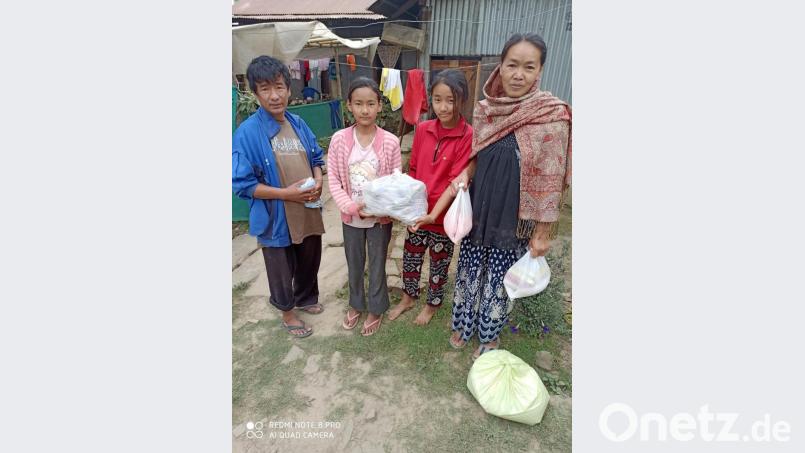 Eine dankbare Naga-Familie vor ihrer Hütte. Durch die Don-Bosco-Hilfsaktion im indischen Nagaland kann den Ärmster der Armen wenigstens etwas geholfen werden . Die Lebensumstände dort sind durch Corona noch schlechter geworden. Bild: exb