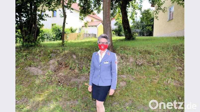 Für die Diözesanleiterin der Diözese Regensburg, Freifrau Adelheid von Gemmingen-Hornberg aus Friedenfels, ist die Anschaffung des speziell konfigurierten Herzenswunsch-Krankenwagens es eine besondere Freude. Bild: bsc