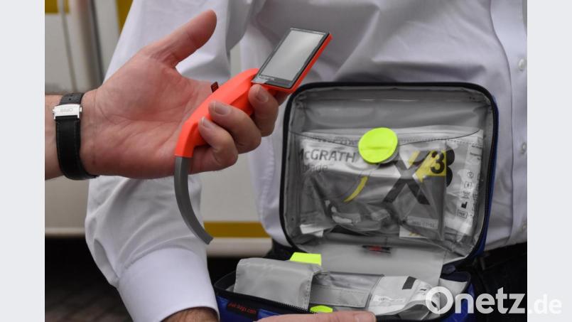 Dank des Bildschirms am Video-Laryngoskop ist die Intubation in weitem Abstand möglich. Bild: hcz