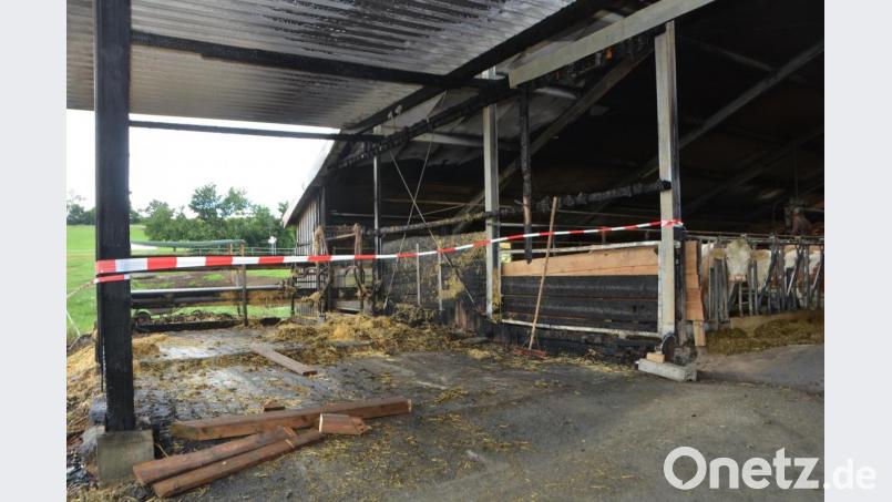 Ein Sachverständiger muss nun unter anderem prüfen, inwieweit die Stahlkonstruktion des Hauptgebäudes durch den Brand geschädigt wurde. Bild: dob