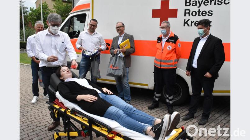 BRK-Kreisverbands-Mitarbeiterin Lisa Eschenbacher mimt eine nicht mehr atmende Patientin. Prof. Bernhard Graf demonstriert die Intubation mittels des Video-Laryngoskops. Bild: hcz