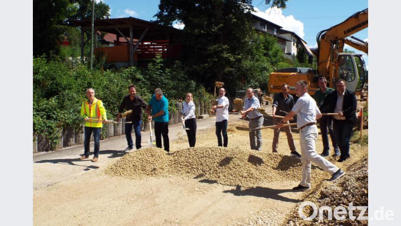 Vertreter der ausführenden Firmen und der Gemeindeverwaltung bringen mit dem ersten Spatenstich die Baumaßnahme in Theuern auf den Weg. Bild: e