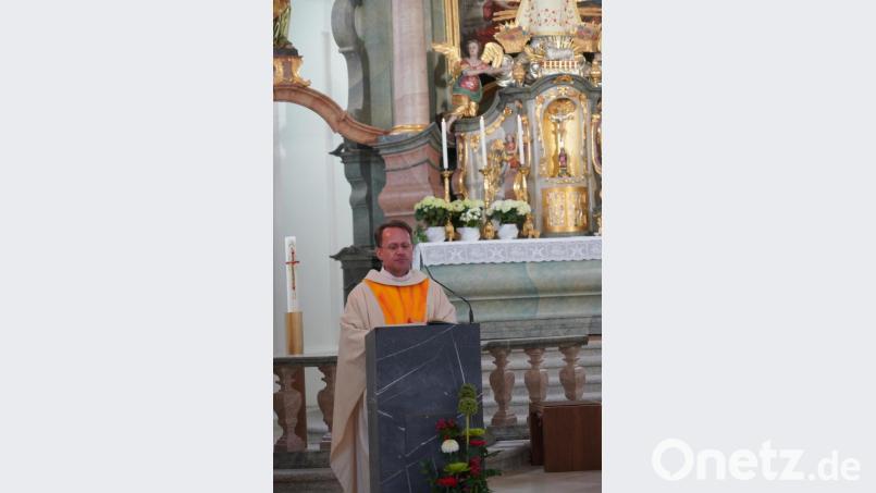 Dekan Alexander Hösl zelebriert den Festgottesdienst in der Wallfahrtskirche Mariä Heimsuchung. Bild: fvo