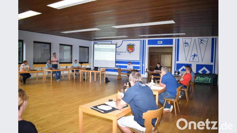 In seiner letzten Sitzung befasste sich der Gemeinderat mit dem Breitbandausbau in der Kommune. Über die Fördermöglichkeiten informierte Eduard Maier (stehend) von der Firma Breitbandberatung Bayern. Bild: bnr