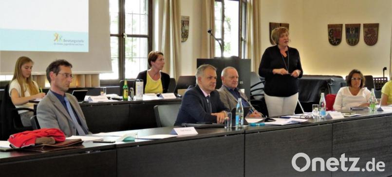 Der Jugendhilfeausschuss tagte am Donnerstag erstmals in der neuen Wahlperiode. Mit am Sitzungstisch saß auch der neue Abteilungsleiter am Landratsamt, Markus Zapf (vorne, links). Bild: ubb