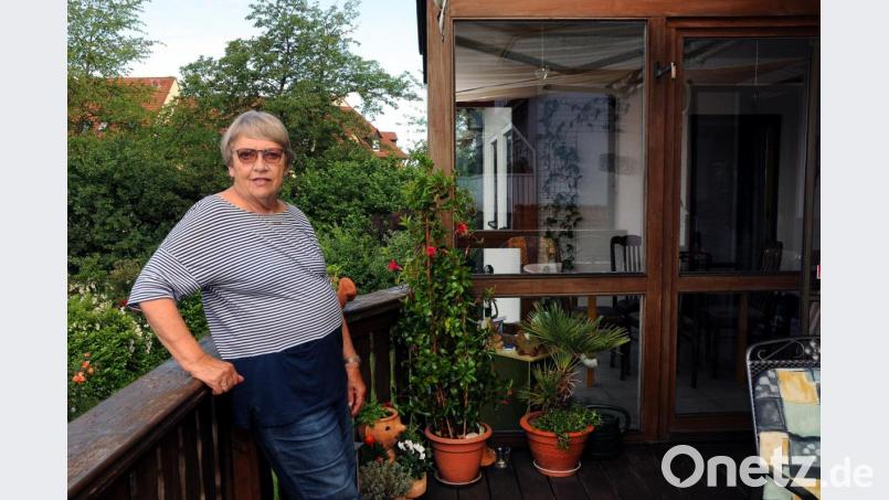 Else Meidenbauer steht auf dem Balkon ihrer Ferienwohnung in der Dr.-Martin-Luther-Straße. Viele Stammgäste kommen wegen dem Annabergfest. Zwar fällt die Wallfahrtswoche wegen Corona aus, doch genau dieser Umstand erwies sich als glücklicher Zufall – die Pensionswirtin half zwei Freunden, sich nach 56 Jahren wiederzufinden. Bild: Stephan Huber