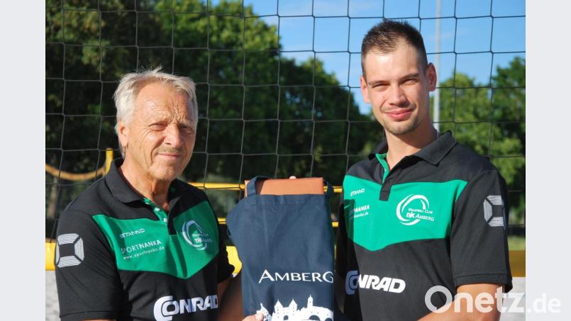 Ein Geschenk als Erinnerung an Amberg überreichte Manager Gerd Spies (links) an David Fecko. Bild: gsp