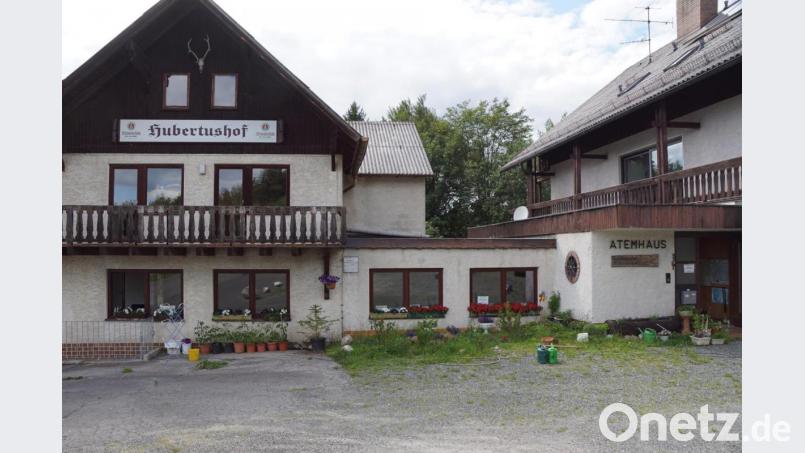 Der neue Namen steht bereits am Bettenbau (rechts) und wird auch noch das traditionelle Wirtshausschild ergänzen. Bild: bkr