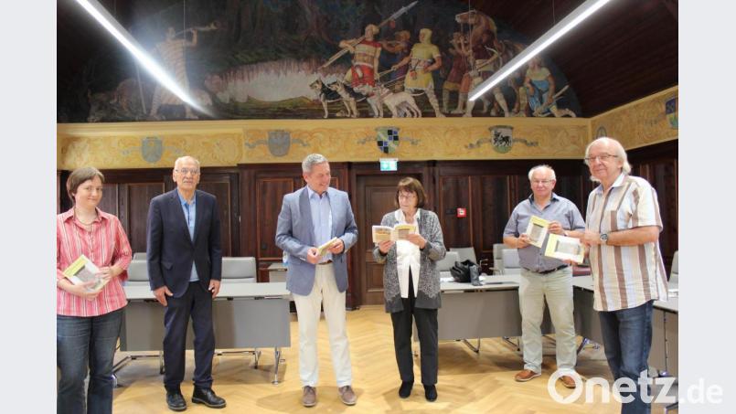 Den neuen Jahresband des Arbeitskreises für Flur- und Kleindenkmalforschung in der Oberpfalz stellen vor (von links): Manuela Pappenberger (AFO), Reinhold Böhm, der zur Illustration beigetragen hat, Bürgermeister Joachim Neuß, die Autorin der Beiträge aus dem Raum Auerbach, Leonore Böhm, Buchhändler Eckhard Bodner und Bernhard Frahsek (AFO) im Sitzungssaal des Auerbacher Rathauses vor. Bild: cs