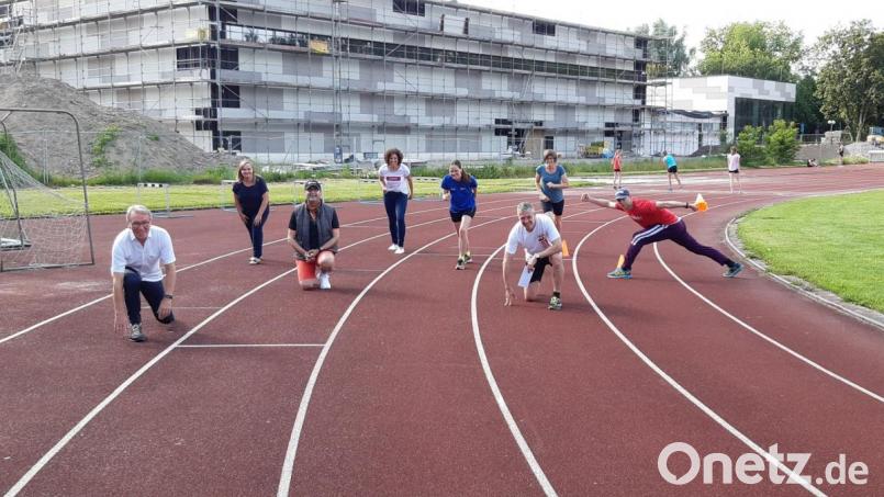 Schon mal fit machen sich (von links) Reinhold Wildenauer, Silke Bartsch, Trainer Mo, Manuela Schraml-Kithier, Jennifer Braun, Cenk Uzman, Andrea Schieder und Trainer Curtis. Bild: exb