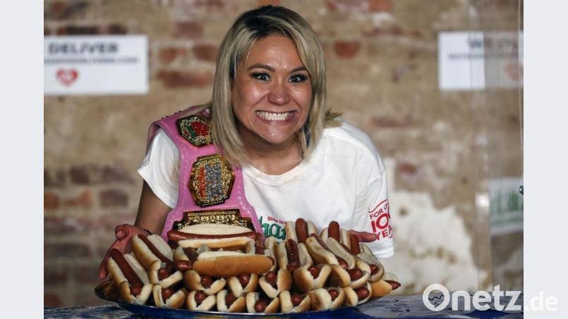 Miki Sudo freut sich über ihren neuen Rekord im Hotdog-Wettessen. Bild: John Minchillo/dpa