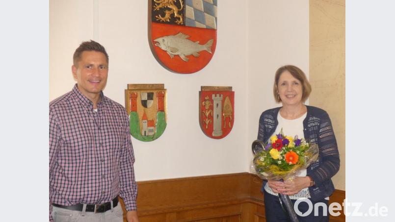 Über Digitalisierung, Kinderbetreuung und Wohnraum unterhalten sich Landtagsabgeordnete Annette Karl und Bürgermeister Marcus Gradl im Sitzungssaal des Rathauses. Bild: rn