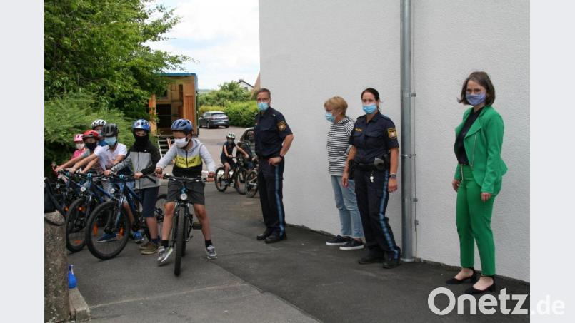 Die Jungen und Mädchen konnten es kaum erwarten, den Parcours mit den Fahrrädern sicher abzufahren. Mit im Bild (von links) Polizeioberkommissar Carsten Landgraf, Lehrerin Maria Fritsch, Polizeihauptmeisterin Ramona Weiß und Schulrätin Martina Puff. Bild: fpoz