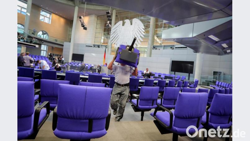 Es wird eng: Schon 2017 mussten neue Stühle in den Plenarsaal, weil die Zahl der Abgeordneten so gestiegen war. 2021 könnten der Bundestag noch weiter anwachsen. Bild: Kay Nietfeld