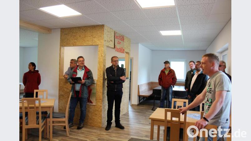 Dorfgemeinschaft-Vorsitzender Thomas Heining (r.) erläuterte den Mitgliedern den Bauausschusses die durchgeführten Arbeiten in Schönreuth Bild: stg